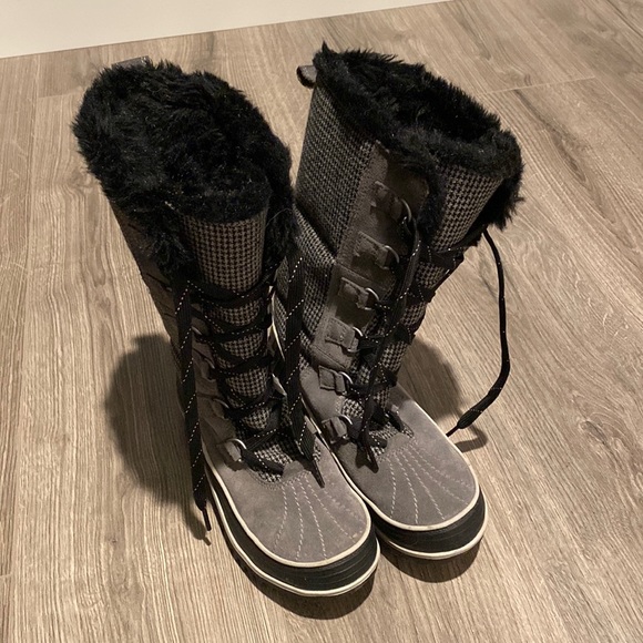 Sorel boots - Picture 1 of 5